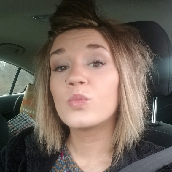 Meet your Posher, Stephanie - Picture 1 of 1